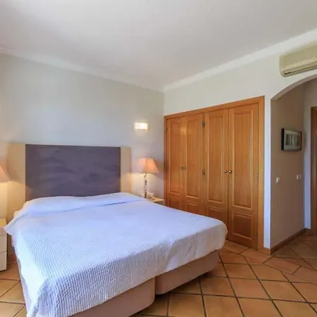 Sleeps 6 With Pool Air Con And Wifi *